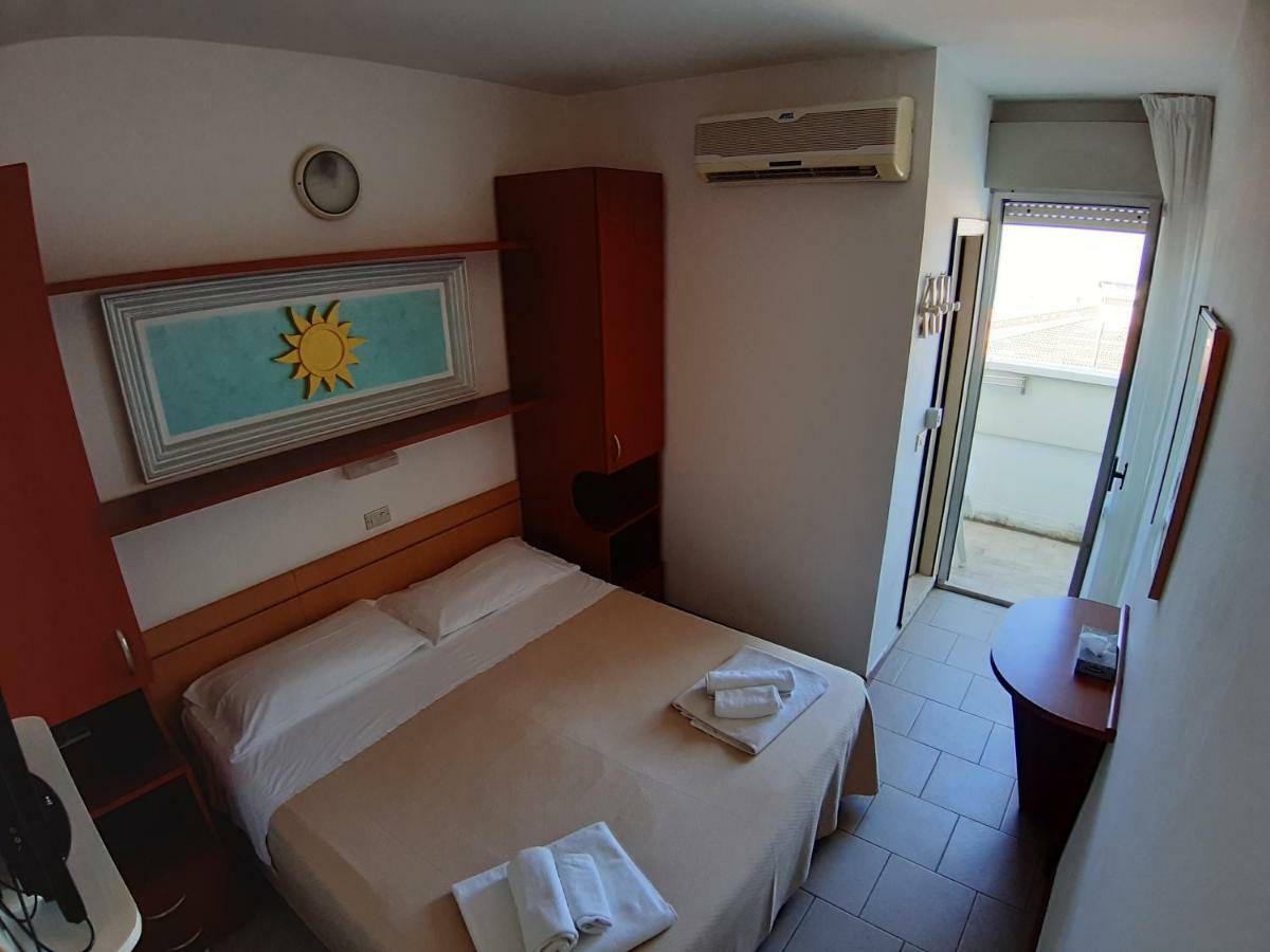 Small Double Room,816471587:JPEG